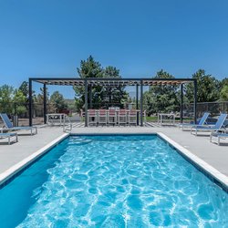 swimming pool and outdoor dining area at North 49 Apartments, located in Colorado Springs, CO